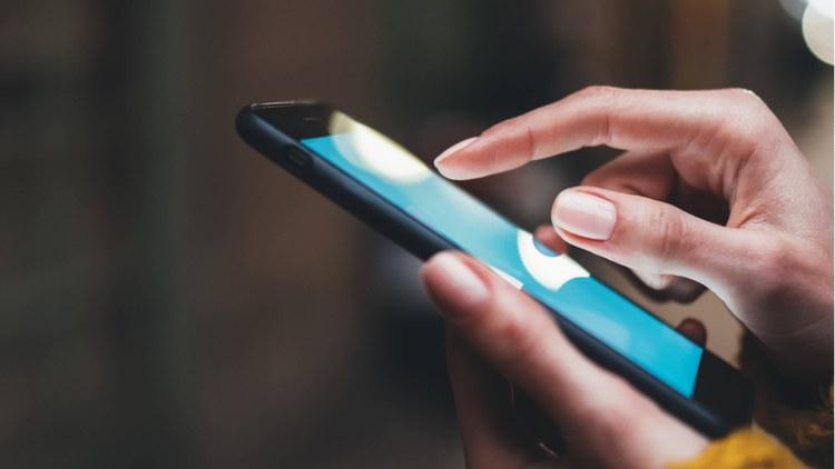 frauenhand swiped ueber smartphone | 1&1 frauenhand swiped ueber smartphone